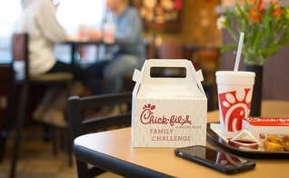 Nas lanchonetes da rede norte-americana 'Chick Fil-A', se os clientes conseguirem passar todo o tempo da refeição sem usar seus telefones, são então recompensados com um ​​sorvete grátis. (Foto: Forbes)