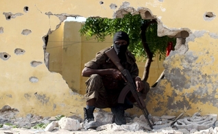 Soldado Somali se posiciona no local onde ocorreu um atentado suicida (Foto: Feisal Omar / Reuters)