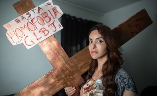 Viviany Beleboni encenou uma 'crucificação' na Parada Gay de 2015 e gerou polêmica entre os cristãos. (Foto: G1)