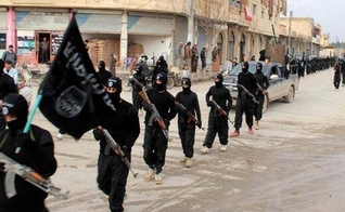 O EI ainda controla as cidades de Mossul, no Iraque, e Raqqa, na Síria, locais onde Obama irá reforçar o número de agentes especiais. (Foto: AP Images)