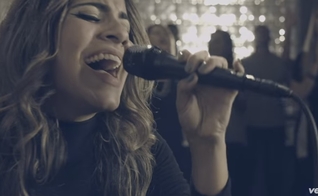 "Música nova! Glória a Deus", celebrou a cantora. (Foto: Reprodução/YouTube)