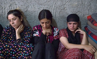 Mulheres resgatadas da escravidão sexual, sob domínio do Estado Islâmico, em Sinjar (Foto: Rex / Telegraph)