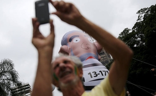 Manifestantes estendem grande faixa, pedindo pelo Impeachment da Presidente Dilma Rousseff