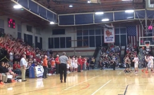 Durante o jogo de basquetebol, torcedores do Catholic Memorial School gritaram: "Vocês mataram Jesus" contra uma escola judaica. (Foto: Nate Weitzer / Twitter)