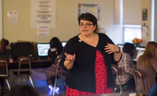 Professora Victoria Tomasheski durante aula de computação em uma escola pública de Cleveland, em Ohio. (Foto: Dustin Franz/The Washington Post)