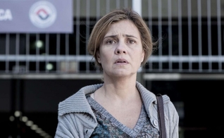 Adriana Esteves irá interpretar no filme nacional "Mundo Cão" a personagem Dilza, que é evangélica, casada e mãe de dois filhos. (Imagem: Reprodução / Youtube)