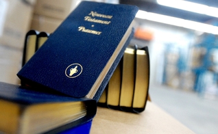 Os Gideões passaram a modificar sua abordagem, entregando os textos sagrados nas ruas das escolas. (Foto: Darren Calabrese/ Guelph Mercury)