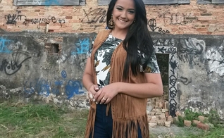 "A sessão de fotos foi cheia de aventuras", postou a cantora em sua Fanpage oficial. (Foto: Marcelo Nejm).