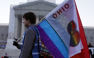 Rapaz carrega bandeira, durante manifestação a favor do casamento gay, em Ohio. (Foto: Reuters)