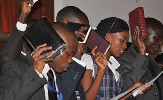 Jovens cristãos participam de culto em igreja de Uganda. (Foto: Morning Star)
