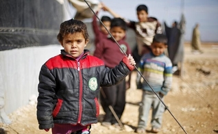 Crianças refugiadas sírias na cidade jordaniana de Mafraq, próximo a fronteira com a Síria. (Foto: Reuters/Muhammad Hamed)