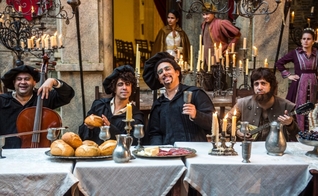Marcelo Adnet (ao centro) e outros atores do 'Tá no Ar', durante a gravação do clipe 'Já Tive Teses'. A paródia satirizou a história de Martinho Lutero. (Renato Rocha Miranda / TV Globo)