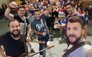 "Estamos muito contentes com as portas se abrindo em várias cidades", diz o líder da banda. (Foto: Reprodução/Facebook)