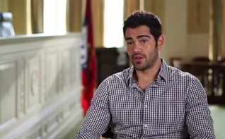 Jesse Metcalfe tem 37 anos e está estrelando no filme "Deus Não Está Morto 2", que estreia no Brasil, dia 7 de abril. (Imagem: Reprodução / Youtube)