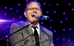 O último CD de estúdio de Marcos Witt foi lançado em 2014 , com o título “Sigues siendo Dios” e ganhou um CD e DVD ao vivo em 2015. (Foto: Divulgação).