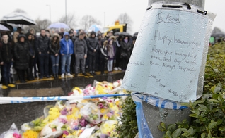 Mensagem da filha de Asad Shah, na parte de fora de sua loja em Glasgow, na Escócia. (Foto: Reprodução/The Telegraph)