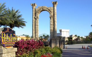 No Holy Land Experience, é possível compartilhar a última ceia com Jesus, assistir sua crucificação e até mesmo ser batizado por ele. (Foto: Holy Land Experience)
