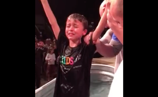 Levi, de apenas 8 anos, levantou suas mãos e começou a orar, em um profundo momento de gratidão a Deus. (Foto: Reprodução/Facebook/Buffie Dumas)