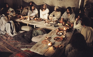 Naquele tempo, na Palestina, a comida era colocada em mesas baixas, e os convidados comiam sentados em almofadas no chão e tapetes. (Foto: Reprodução)