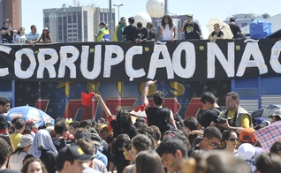Nos últimos meses, as manifestações contra o atual governo do Brasil têm tomado as ruas das cidades de todo o país. (Foto: Atlas web)