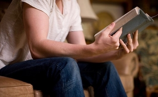 Jovem lendo a Bíblia.