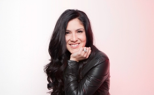 O evento contará com a apresentação ao vivo da cantora juntamente com Nic, seu esposo. (Foto: Divulgação).
