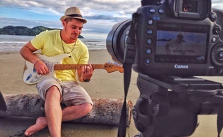 Durante seu período na clínica de reabilitação, Leandro começou a compor canções que estão no CD “A história da minha vida”. (Foto: Reprodução/Facebook).