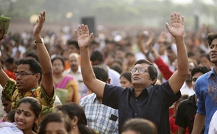 Cristãos oram durante um evento,  em Dhaka, Bangladesh. (Foto: Reuters)