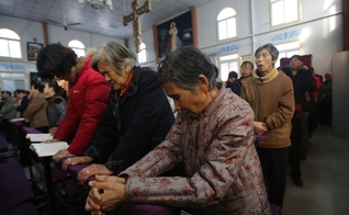 Cristãos celebram missa em uma igreja católica subterrânea na China. (Foto: Reuters)