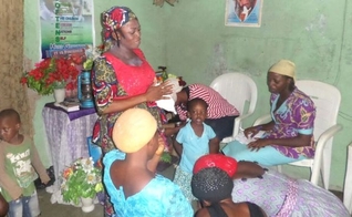 Muitas mulheres grávidas procuram a irmã Indoreyin Sambhor, uma parteira e pastora na Igreja Land of Promise. (Foto: BBC)