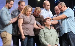 Danny Duchene recebe oração de Rick Warren e outros pastores da Igreja Saddleback. (Foto: Saddleback Church)
