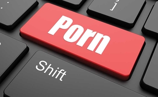 A pornografia ganhou ainda mais força com a modernização da internet. (Foto: DrugRehabFL)