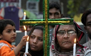 Paquistaneses lamentam a morte de parentes após ataque terrorista, durante a Páscoa em Lahore. (Foto: Washington Post)