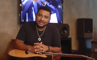 O cantor inicia falando da canção “Amor de Pai” que é uma das canções mais especiais que ele já compôs. (Foto: Reprodução/YouTube).