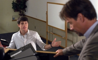 Um exemplo conhecido por causa do cinema é o do jovem cristão Josh Wheaton (Shane Harper) que enfrentou seu professor ateu em "Deus Não Está Morto". (Foto: Divulgação).