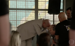 Numa das cenas, um pastor passa a procurar algum fiel que esteja possuído por um demônio. (Foto: Reprodução/Globo)