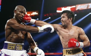 Manny Pacquiao (à esquerda) começou sequência de socos em Timothy Bradley no sétimo round. (Foto: AP/Isaac Brekken)