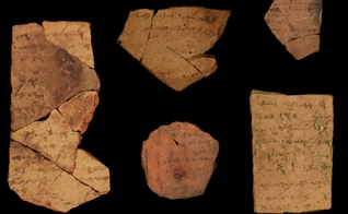 Manuscritos feitos sobre fragmentos de cerâmica, datados por volta de 600 a.C., foram encontrado na fortaleza de Tel Arad, em 1970. (Foto: Michael Cordonsky/Israel Antiquities Authority)