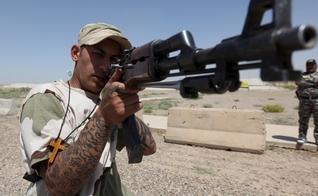 Guerreiro cristão, integrante da da Brigada Babylon, aponta arma durante treino no Iraque. (Foto: Reuters)