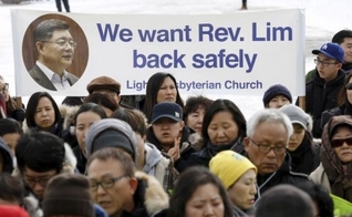 Familiares e amigos do Rev. Soo Lim protestam, clamando pela volta do líder cristão. (Foto: Reuters)