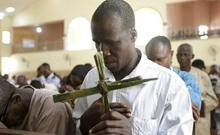 Cristão  participa  de culto em igreja da Nigéria. 