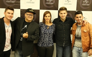 ara abrir o evento, foi transmitido um vídeo apresentando o single de cada um dos novos contratados. (Foto: UMCG).