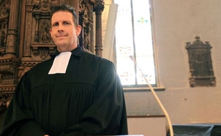 Pastor Olaf Latzel lidera a igreja histórica de St. Martini. (Foto: CBN)