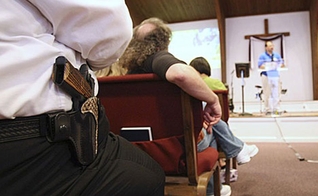 Cidadão mantém arma de fogo em seu coldre durante culto, nos EUA. (Foto: Religion News Service)