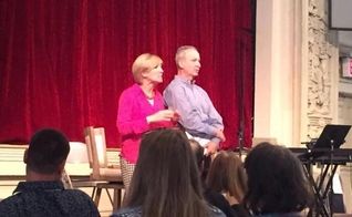 Pastores Peter e Geri Scazzero ministrando palestra. (Foto: Divulgação)