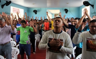 Cerca de 50 pessoas, entre detentos e familiares, participaram do culto. (Foto: Rickardo Marques/G1 AM)