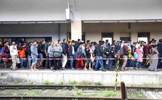 Refugiados caminham por uma plataforma, após desembarcarem de um trem em Viena / Áustria. (Foto: Reuters)