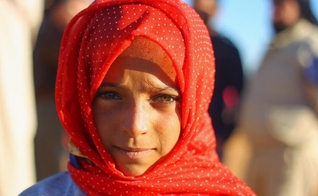 Garota posa para foto em um campo de refugiados internos na Síria. (Foto: Ammar Abdullah / Reuters)