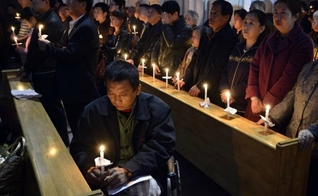 Cristãos chineses têm sofrido intensa perseguição do Partido Comunista, que tem ordenado a remoção de cruzes e até mesmo a demolição de diversas igrejas. (Foto: Reuters)