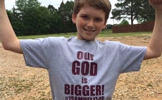 Os pais dos alunos iniciaram uma campanha de camisetas com a frase “Nosso Deus é Maior”, em protesto contra a retirada do versículo do site do colégio. (Foto: Reprodução/Larry Rosenberg)